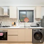 Elite Residence 7 Star Luxe Condo With Gym And Pool Next To Jw Marriott, Westlands Airport Shuttle, Luggage Storage Available