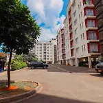 Ngong Road Studio, Racecourse Gardens With Free Parking, Netflix &Pool, Pearl1 Luxury Bnbs