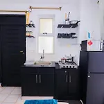 Ngong Road Studio, Racecourse Gardens With Free Parking, Netflix &Pool, Pearl1 Luxury Bnbs