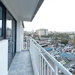 Pristine-2 Bedroom Apartment With Free Parking