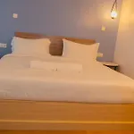 Laurell Hill Suites, Upper Hill