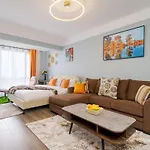 Sumptuous Nivla Yaya Center,Gym,Pool And King Bed