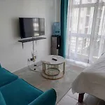 Cosy Studio With A Swimming Pool, Free Parking