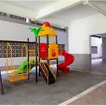 Luxurious 1Bedroom In Kilimani, Equipped Gym, Serviced Lift, Speedy Wifi, Garden Views, Kids Play Area, Proximity To Yaya Centre Shopping Malls, Restaurants And Bars