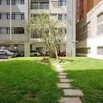 Luxurious 1Bedroom In Kilimani, Equipped Gym, Serviced Lift, Speedy Wifi, Garden Views, Kids Play Area, Proximity To Yaya Centre Shopping Malls, Restaurants And Bars