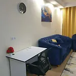 Elegant Classy Apartment With Modern Equipped Gym, Private Parking Space,And Proximity To Major Shopping Malls
