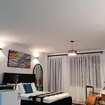 Serene And Spacious Studio Near Un