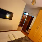 Rossyln Home Close To Village Market, Un And Two Rivers Mall