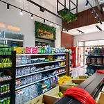 Luxe Place With Pool,Gym,Mini Mart In Yaya Center