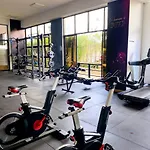 Chic 2-Bedroom With Pool And Gym