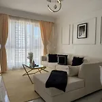 Trendy Luxe 1Br With Spacious Living Room