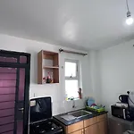 Racecourse Studio Netflix Wifi Free Parking