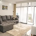 1 Bedroom Stylish Haven With Skyline Views