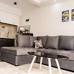 1 Bedroom Stylish Haven With Skyline Views