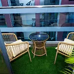 Cozy Modern One Bedrooapt Balcony