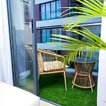 Cozy Modern One Bedrooapt Balcony