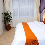 Cozy Modern One Bedrooapt Balcony