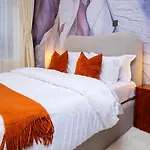 Cozy Modern One Bedrooapt Balcony