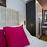 Rooftop Pool, Gym And Stunning City Views