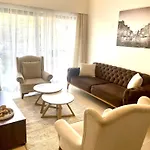 Luxurious One Bedroom Apartment, Kilimani-Nairobi Kenya By Sana Sana Holiday Apartments