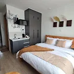 Favorite Staycation By Janice - Modern Comfort Near Airport
