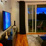 Rossyln Home Close To Village Market, Un And Two Rivers Mall