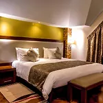 Magna Hotel And Suites