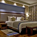 Magna Hotel And Suites