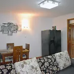 Lavington Nantie Gardens