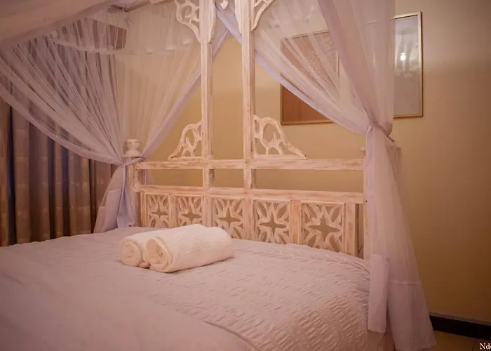 Warm & Cozy 2-Br Apartment. 10 Mins From City Centre