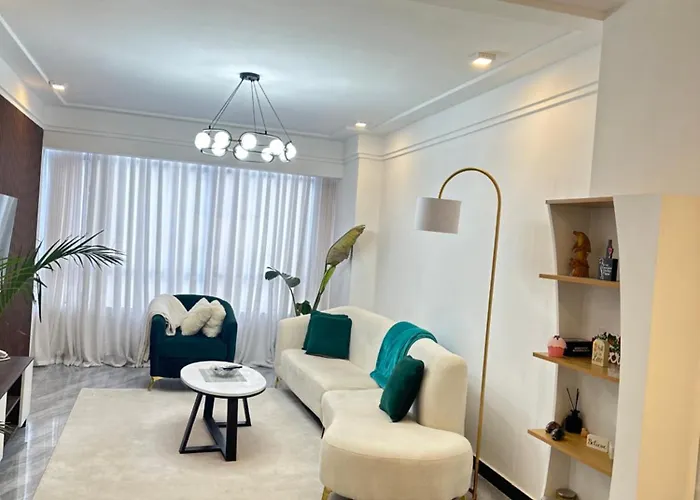 Elegant Spacious Two Bedroom Apartment-Swimming Pool Included