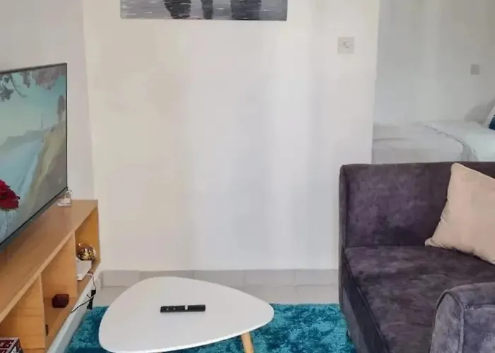 Racecourse Studio Netflix Wifi Free Parking