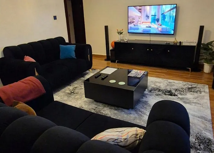 Rossyln Home Close To Village Market, Un And Two Rivers Mall