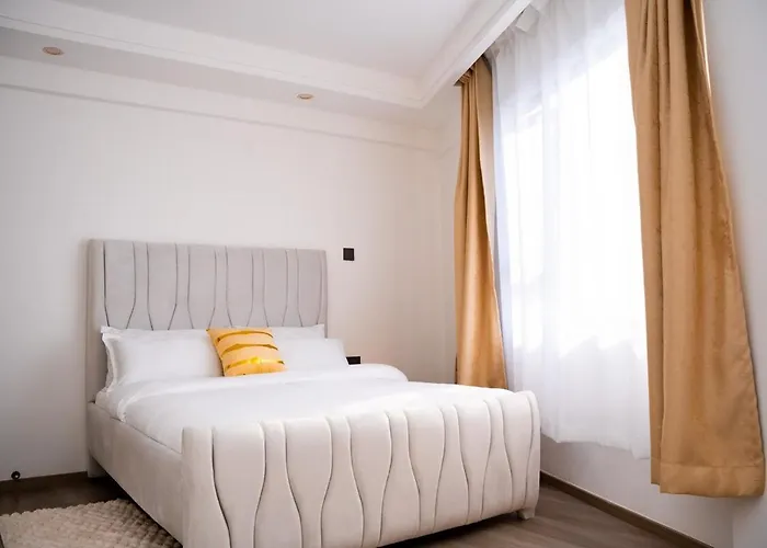 1 Bedroom Stylish Haven With Skyline Views