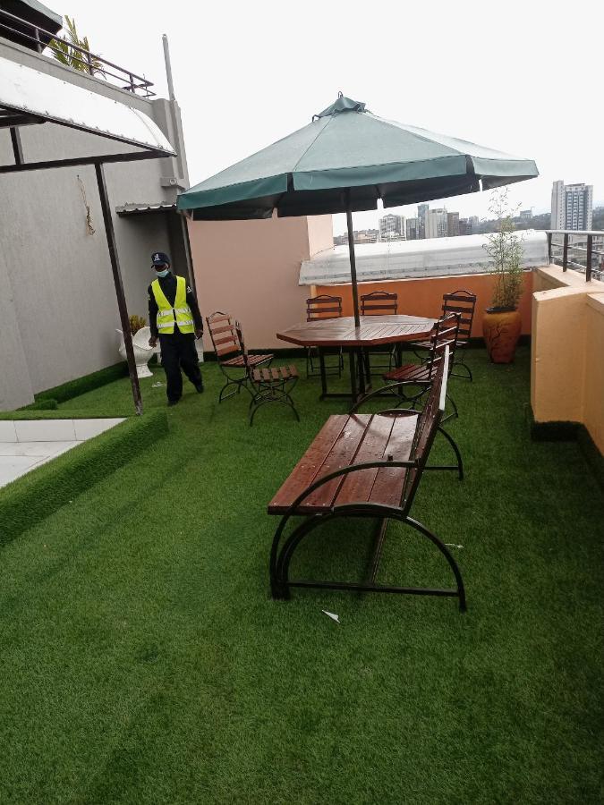 View House At Kianjeku Road Apartment *