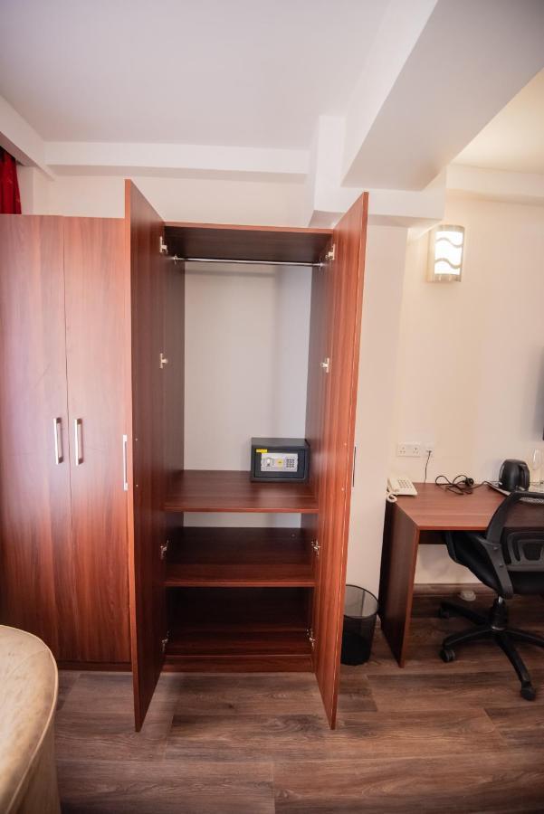The Crossroads Hotel, Westlands 3*