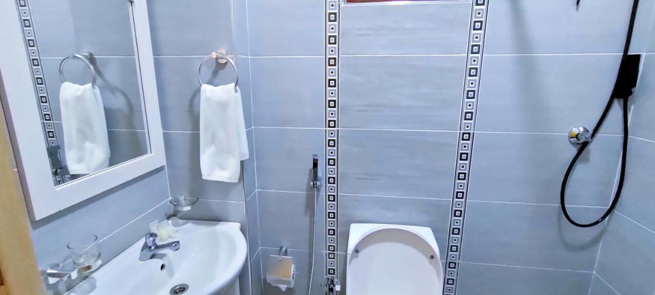 Hays Hotel 2*