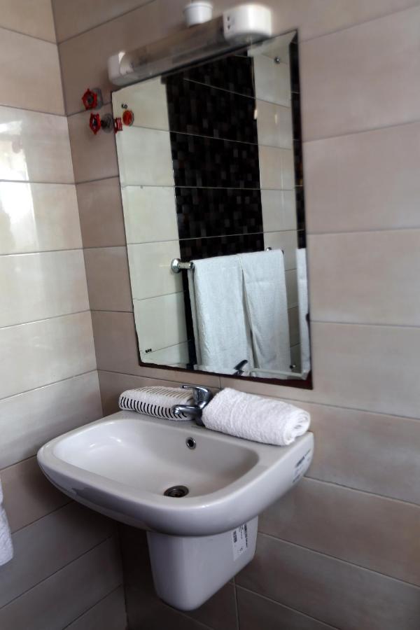 Homestay Esao Airport Suites *