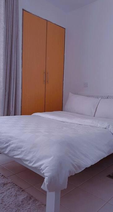 Delightful Studio,racecourse Gardens With Pool Apartment *