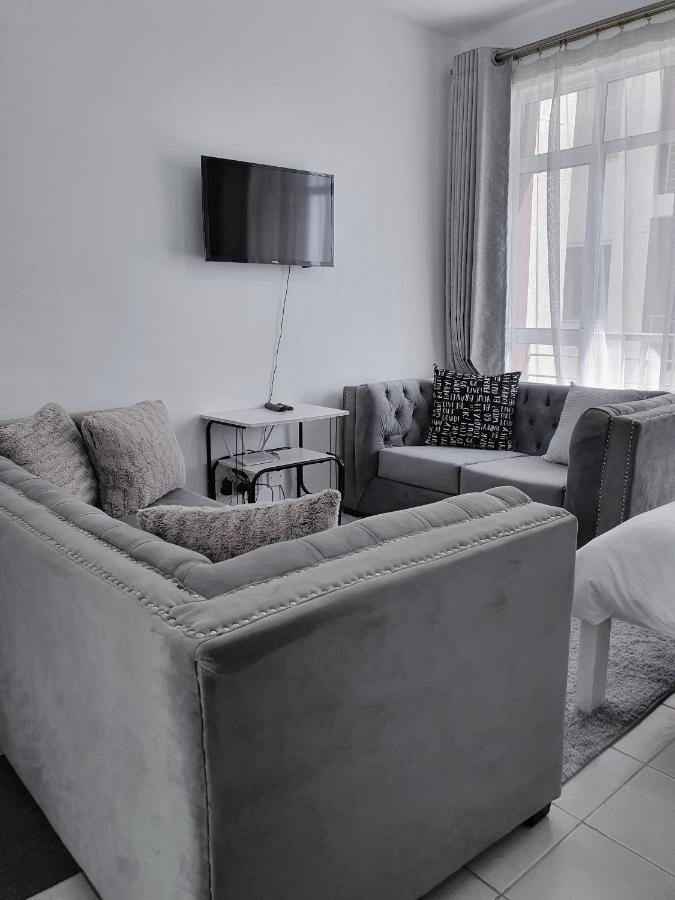 Delightful Studio,racecourse Gardens With Pool