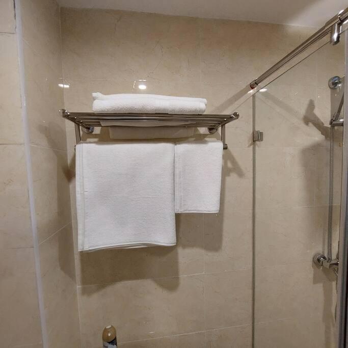 Urban Oasis - Modern Luxe 2 Bedroom Apt With Pool, Gym * Nairobi