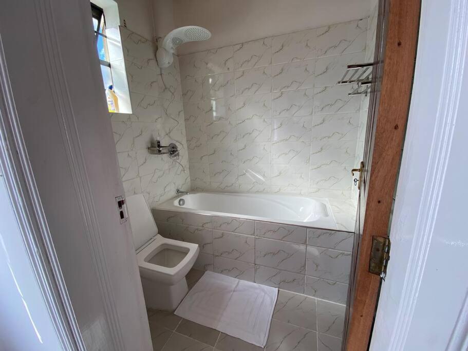 Lavington's Stylish Retreat-near Malls, Restaurants And *