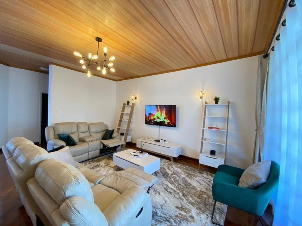 Lavington's Stylish Retreat-near Malls, Restaurants And Apartment *