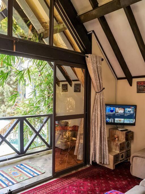 Chalet The Annex At 64 : Cozy, Rustic Cottage/treehouse *