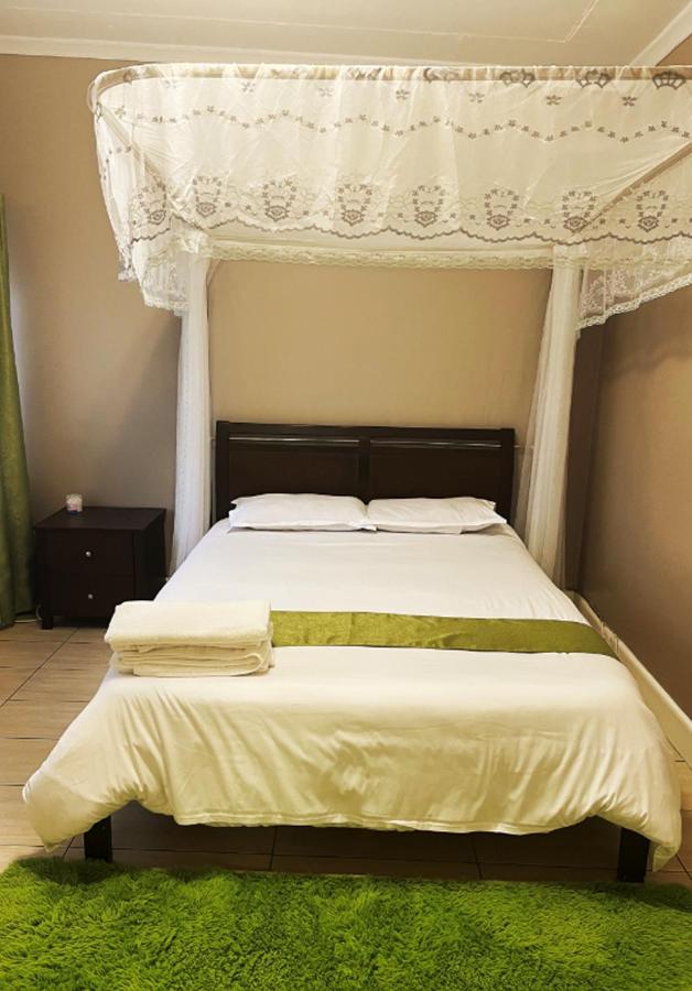 Juke's Serene Westlands Villa *