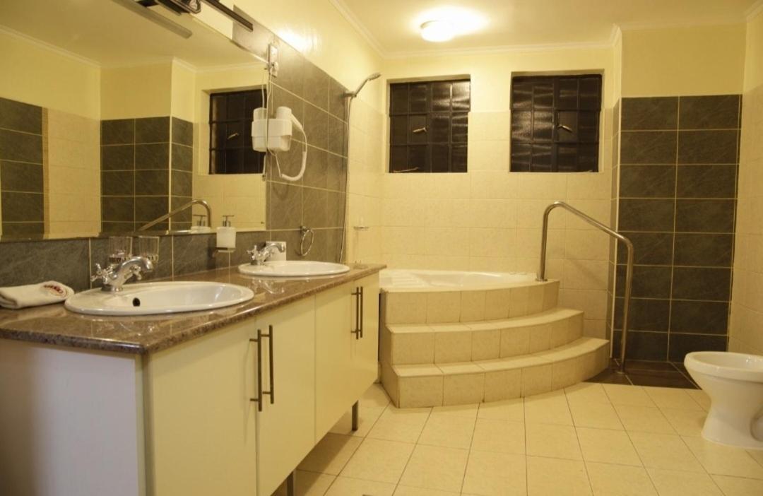 Smothers Suites And Restaurant