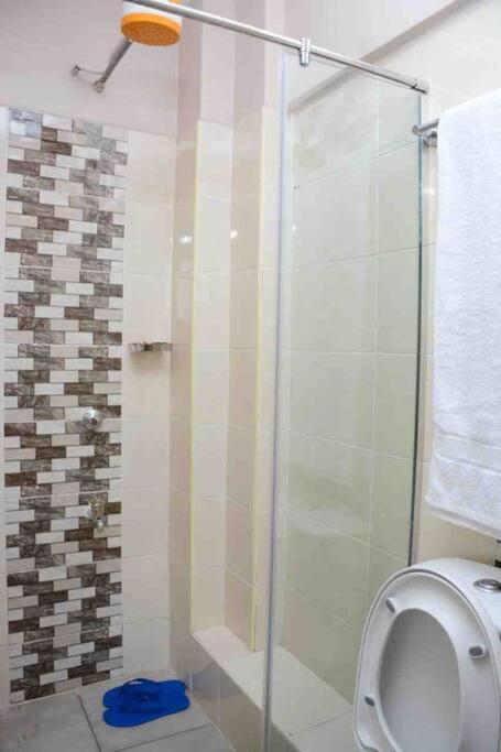 South B,modern Affordable 1 Bedroom With View, And Free Secure Parking Apartment