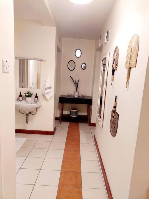 Warm & Cozy 2-br Apartment. 10 Mins From Centre Apartment