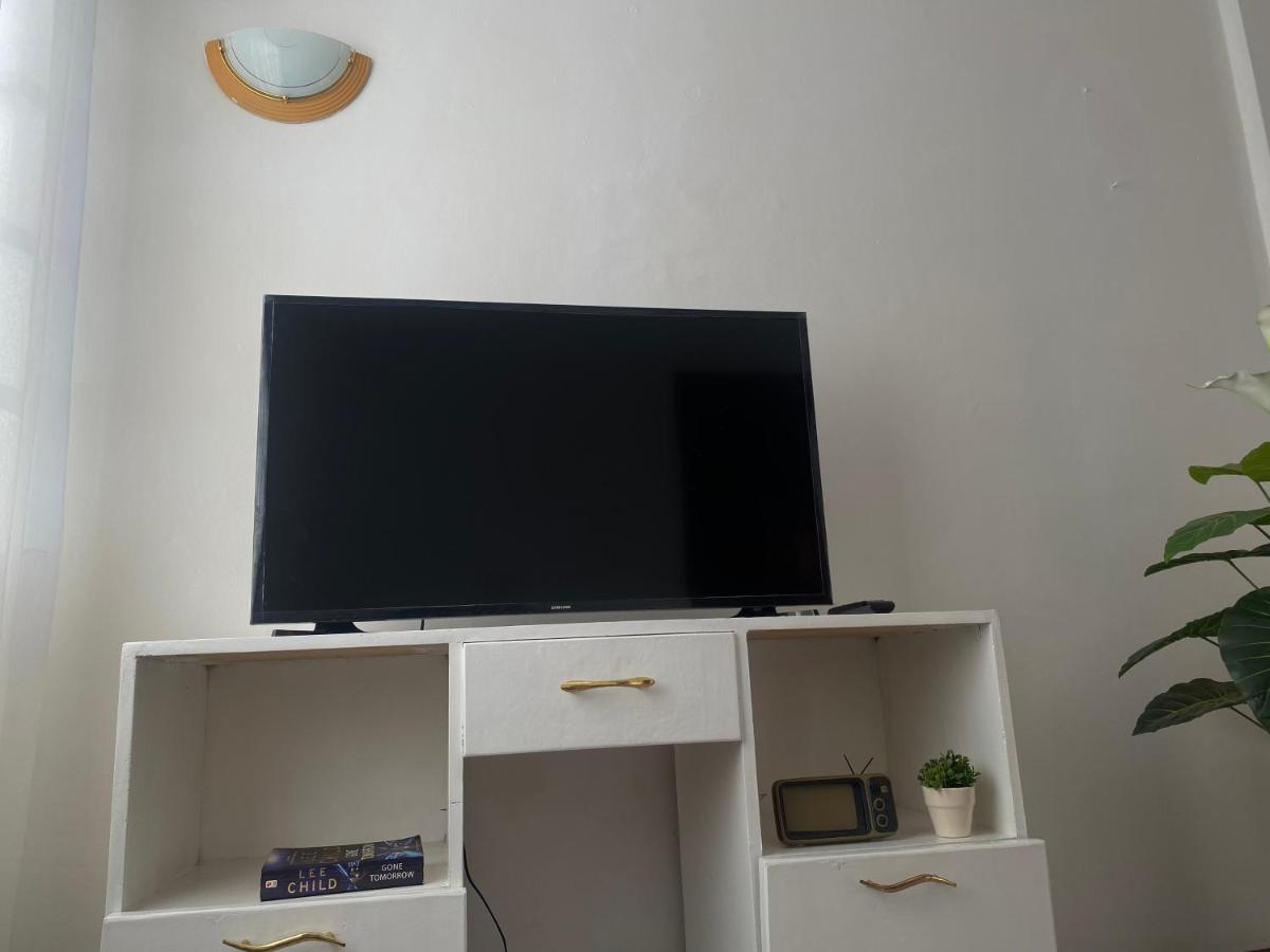 Apartment Private,secure 1bedroom In West *