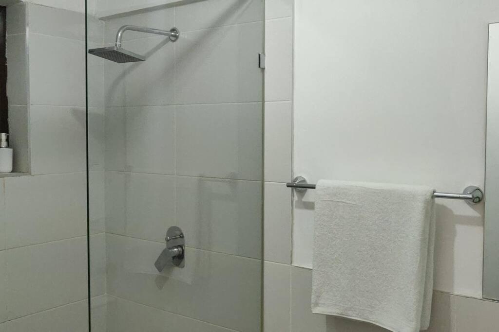 Emaza Lux Stylish, Modern 1 Bedroom Apartment, Pool & Gym, At Mi Vida Garden *